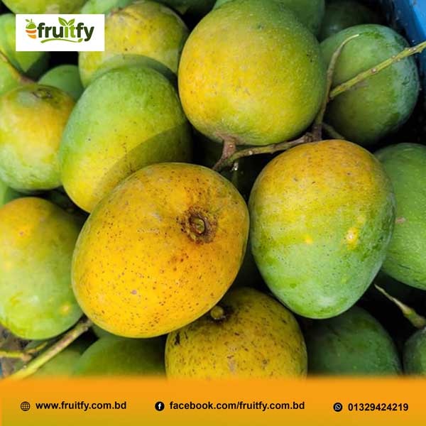 হিমসাগর আম কাটার পর ভেতরের রসালো অংশের দৃশ্য